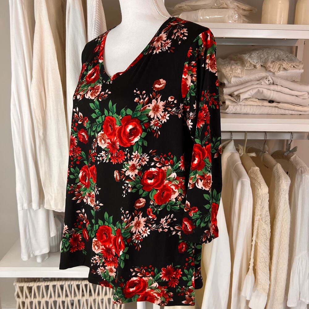 Pioneer Woman sz. medium Floral V neck 3/4 sleeve Tee.  . #0177